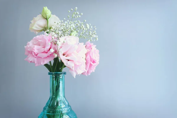 Imagem Vista Superior Delicadas Flores Lisianthus Vaso Azul Sobre Fundo — Fotografia de Stock