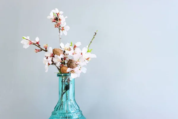 Frühlingsstrauß Aus Mandelblütenblumen Auf Pastellfarbenem Hintergrund — Stockfoto
