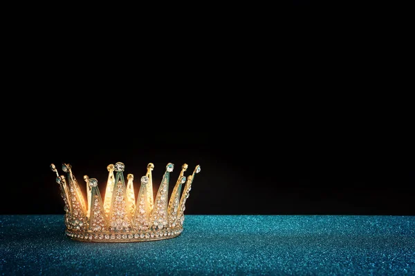 亮晶晶的桌子上的漂亮女王或王冠的低调形象 幻想中世纪时期 — 图库照片