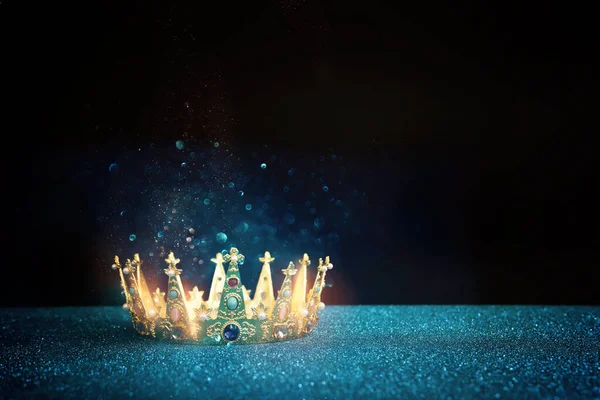 Niski Kluczowy Obraz Pięknej Królowej Lub Korony Króla Nad Brokatowym — Zdjęcie stockowe