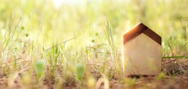 Doğada küçük bir ev imajı. Ekoloji, güneş enerjisi ve sürdürülebilirlik fikri