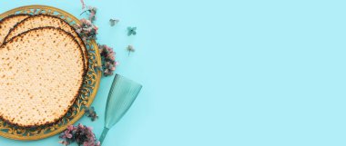 İzole edilmiş beyaz arka plan üzerine Pesah kutlama konsepti (Musevi Hamursuz Bayramı)