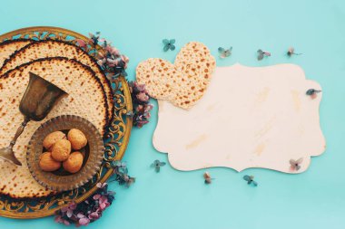 İzole edilmiş beyaz arka plan üzerine Pesah kutlama konsepti (Musevi Hamursuz Bayramı)