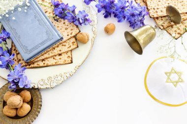 İzole edilmiş beyaz arka plan üzerine Pesah kutlama konsepti (Musevi Hamursuz Bayramı)