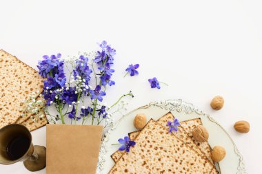 İzole edilmiş beyaz arka plan üzerine Pesah kutlama konsepti (Musevi Hamursuz Bayramı)