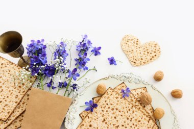 İzole edilmiş beyaz arka plan üzerine Pesah kutlama konsepti (Musevi Hamursuz Bayramı)