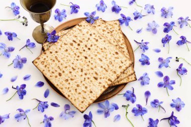 İzole edilmiş beyaz arka plan üzerine Pesah kutlama konsepti (Musevi Hamursuz Bayramı)