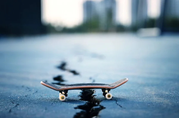스케이트보드와 풍경의 개념적 이미지 — 스톡 사진