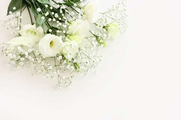 Narin Beyaz Çiçek Arkaplanının Üst Görünümü — Stok fotoğraf
