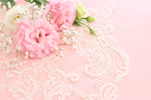 Imagen Cerca Delicadas Flores Rosadas Sobre Fondo Pastel —  Fotos de Stock