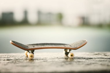 Kaykay ve şehir görünümünün görüntüsünü kavra