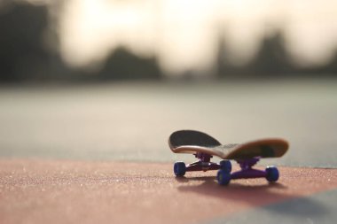 Kaykay ve şehir görünümünün görüntüsünü kavra