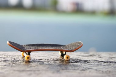 Kaykay ve şehir görünümünün görüntüsünü kavra