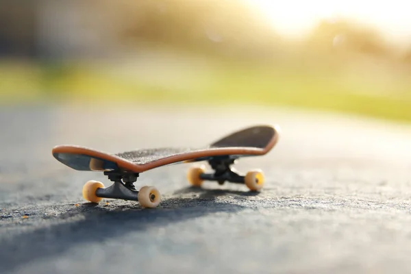 スケートボードと都市の景色のコンセプトイメージ — ストック写真
