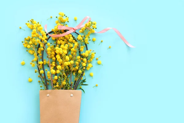 Draufsicht Bild Des Frühlings Gelb Mimose Blumen Zusammensetzung Über Pastellblauem — Stockfoto