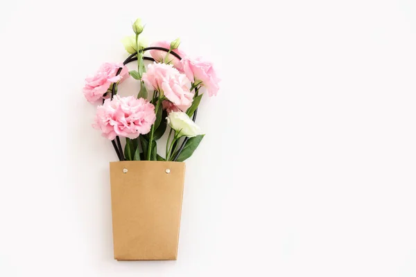 孤立した白い背景に繊細な花束のイメージ — ストック写真