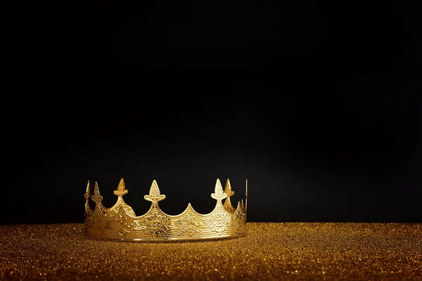 Nízký Klíčový Obraz Krásné Královny Nebo Krále Koruny Nad Třpytivým — Stock fotografie