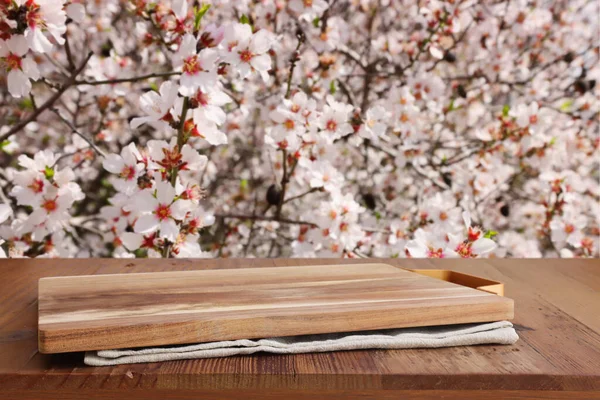 春花树前的木制餐桌 产品展示和展示 — 图库照片