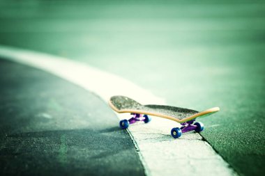 Kaykay ve şehir görünümünün görüntüsünü kavra