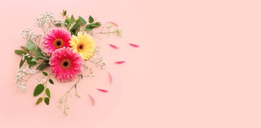 Pastel pembe arkaplan üzerinde güzel çiçek kompozisyonu görüntüsü