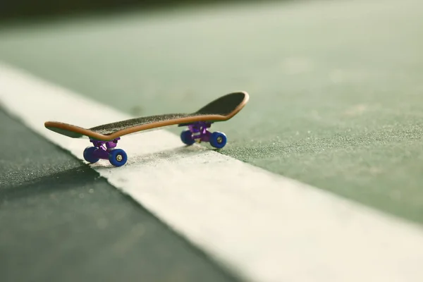 スケートボードと都市の景色のコンセプトイメージ — ストック写真