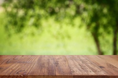 Kırsal kesimin önündeki boş köy masası. ürün gösterimi ve piknik konsepti