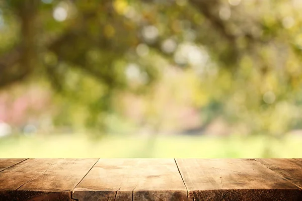 Leerer Rustikaler Tisch Vor Ländlichem Hintergrund Produktpräsentation Und Picknickkonzept — Stockfoto