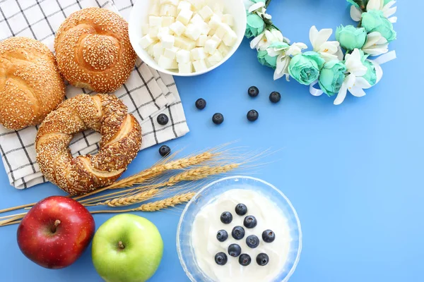 青い背景にパンや乳製品の写真 ユダヤ教の祝日のシンボル Shavuot — ストック写真