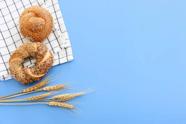 青の背景にパンとパン — ストック写真