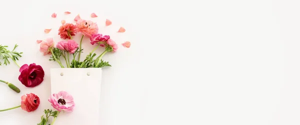 ピンクの花の構図の上から見た白地の孤立した背景 — ストック写真