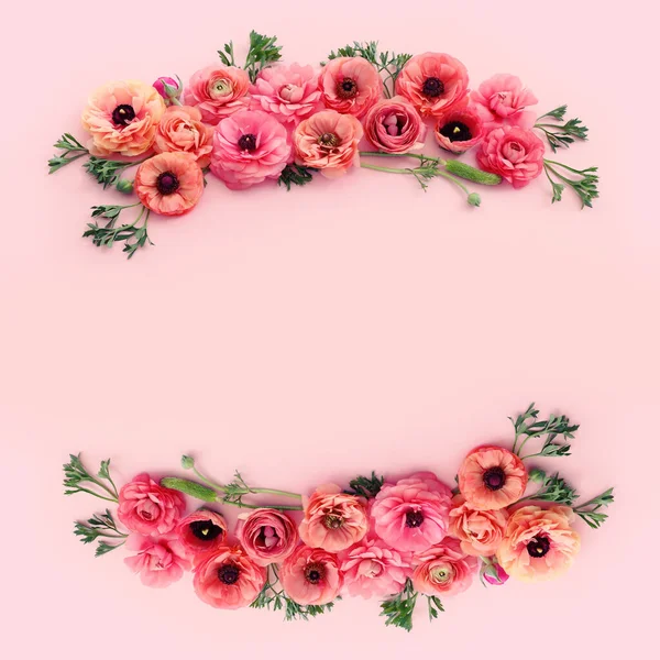 Зображення Композиції Рожевих Квітів Зверху Пастельному Фоні — стокове фото