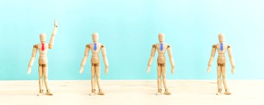 Ahşap şekilli kravatlar, liderlik fikri, personel alımı ve insan kaynakları.