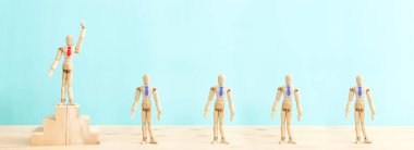 Ahşap şekilli kravatlar, liderlik fikri, personel alımı ve insan kaynakları.