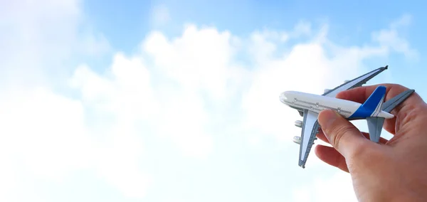 Zbliżenie Zdjęcie Człowieka Ręka Trzyma Samolot Zabawka Przed Błękitnym Niebem — Zdjęcie stockowe
