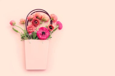 Pastel arkaplan üzerinde pembe çiçeklerin üst görünümü