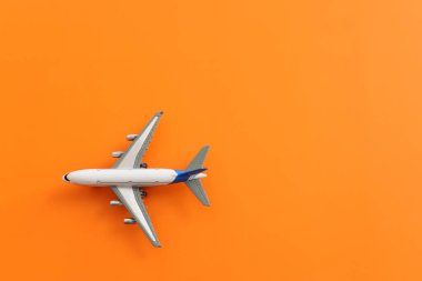 Turuncu arka plan ve uçak manzarası. Seyahat, tatil kavramı