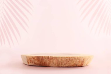 Pastel arka planda ahşap tahta. Kozmetik, estetik ve nesneler için maket