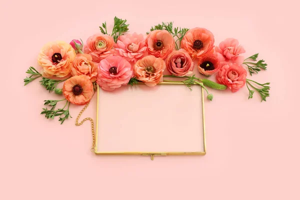 Вид Зверху Рожеві Квіти Золотого Металу Порожня Рамка Пастельному Фоні — стокове фото