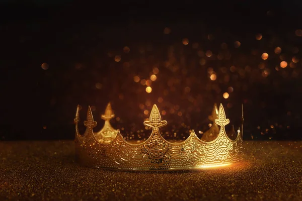 Низкий Ключевой Образ Красивой Королевы Королевской Короны Над Блестящими Столами — стоковое фото
