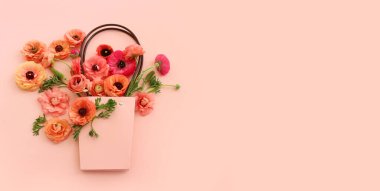 Pastel arkaplan üzerinde pembe çiçeklerin üst görünümü