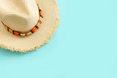 Tropik tatil ve hasır şapkalı yaz tatili imajı. Üst görünüm
