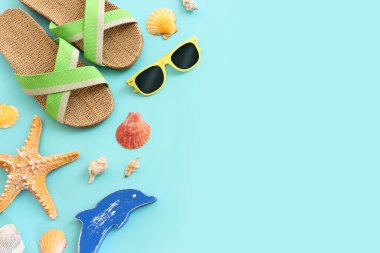 deniz yıldızları ve deniz kabukları ile mavi arkaplan üzerinde denizyıldızı kavramı