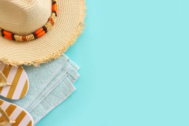 Tropik tatil ve yaz tatili imajı, şapka ve havluyla. Üst görünüm