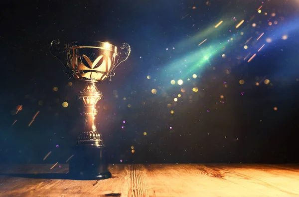Низкое Ключевое Изображение Трофея Над Деревянным Столом Темным Фоном Абстрактными — стоковое фото