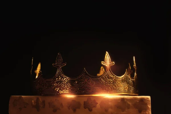Låg Nyckel Bild Vacker Drottning Eller Kung Krona Över Träbord — Stockfoto