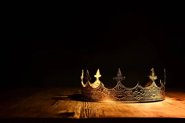 Imagem Chave Baixa Bela Rainha Rei Coroa Sobre Mesa Madeira — Fotografia de Stock