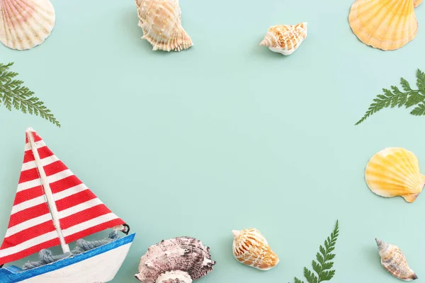 ミントブルーの木を背景にした海の概念の貝殻やヒトデ — ストック写真