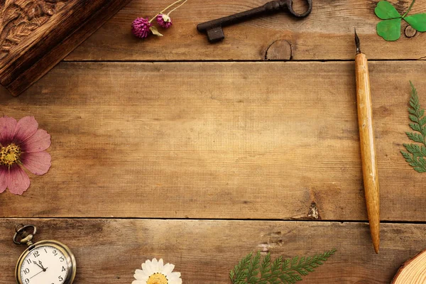 古い木製の背景にヴィンテージオブジェクトと乾燥した美しい花のトップビュー スペースのコピー — ストック写真