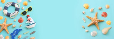 Deniz, tatil ve seyahat afiş deniz yaşam tarzı nesnelerle. Üstten Görünüm