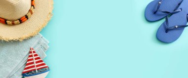 Tropik tatil ve yaz tatili imajı, şapka ve havluyla. Üst görünüm